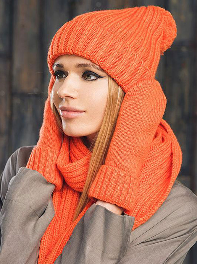 Шапки шарфы зимние. Оранжевая шапка женская. Шапка с шарфом женские. Оранжевая вязаная шапка. Ораньжеваяшапка женская.